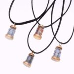 Ásványokkal töltött üvegcse bőrszíjon (nyaklánc)